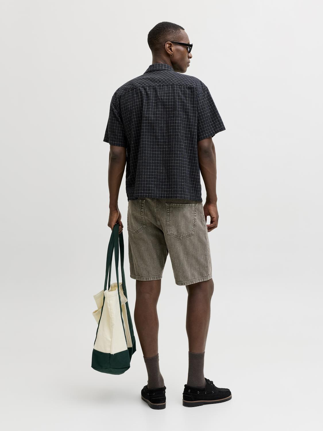 model_shot-back